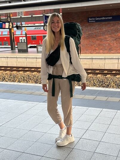 Alleine reisen als Frau mit Rucksack auf einer Soloreise