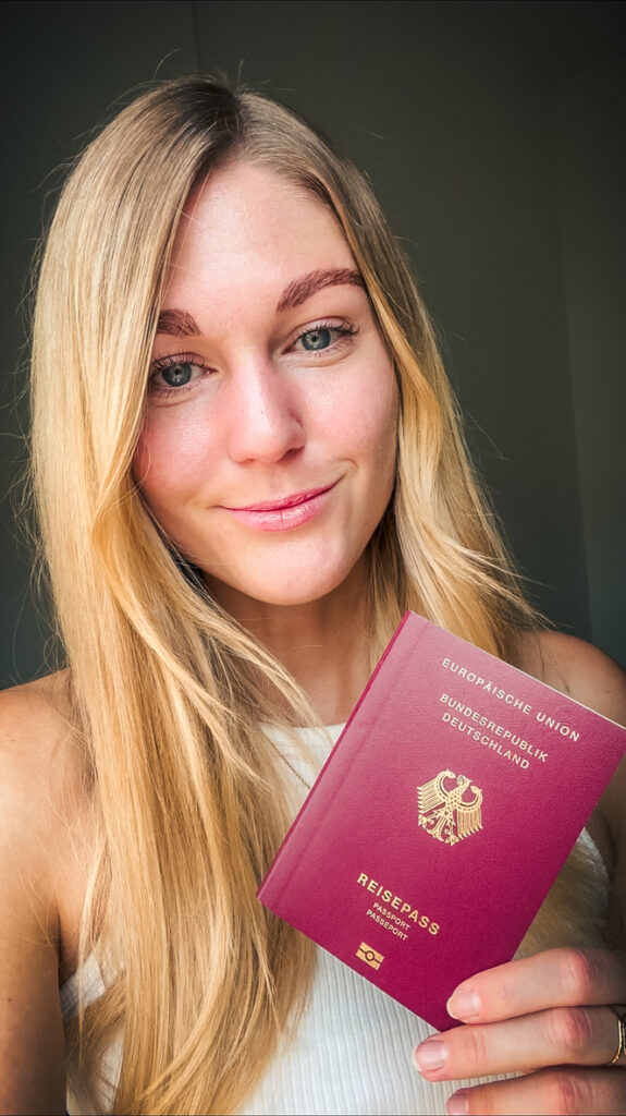 Frau mit Reisepass bei der Planung ihrer ersten Soloreise