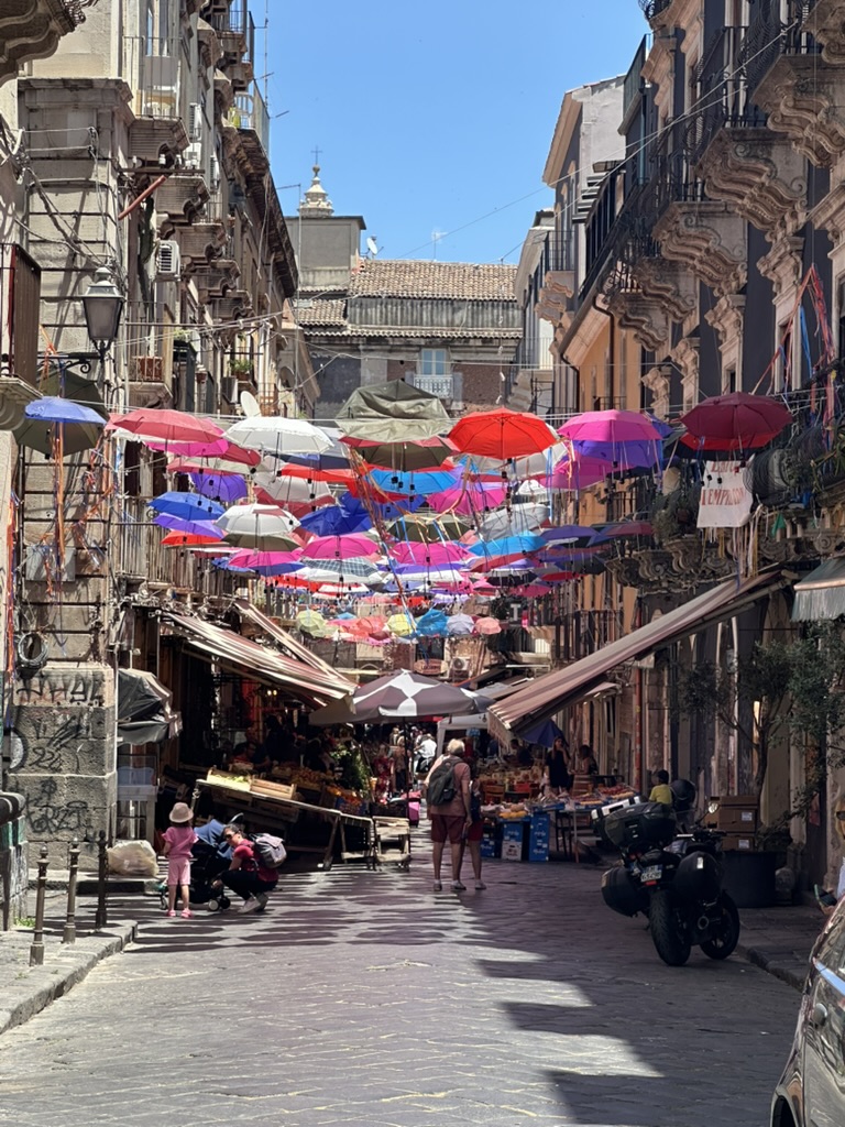 Straße mit bunten Regenschirmen in Catania