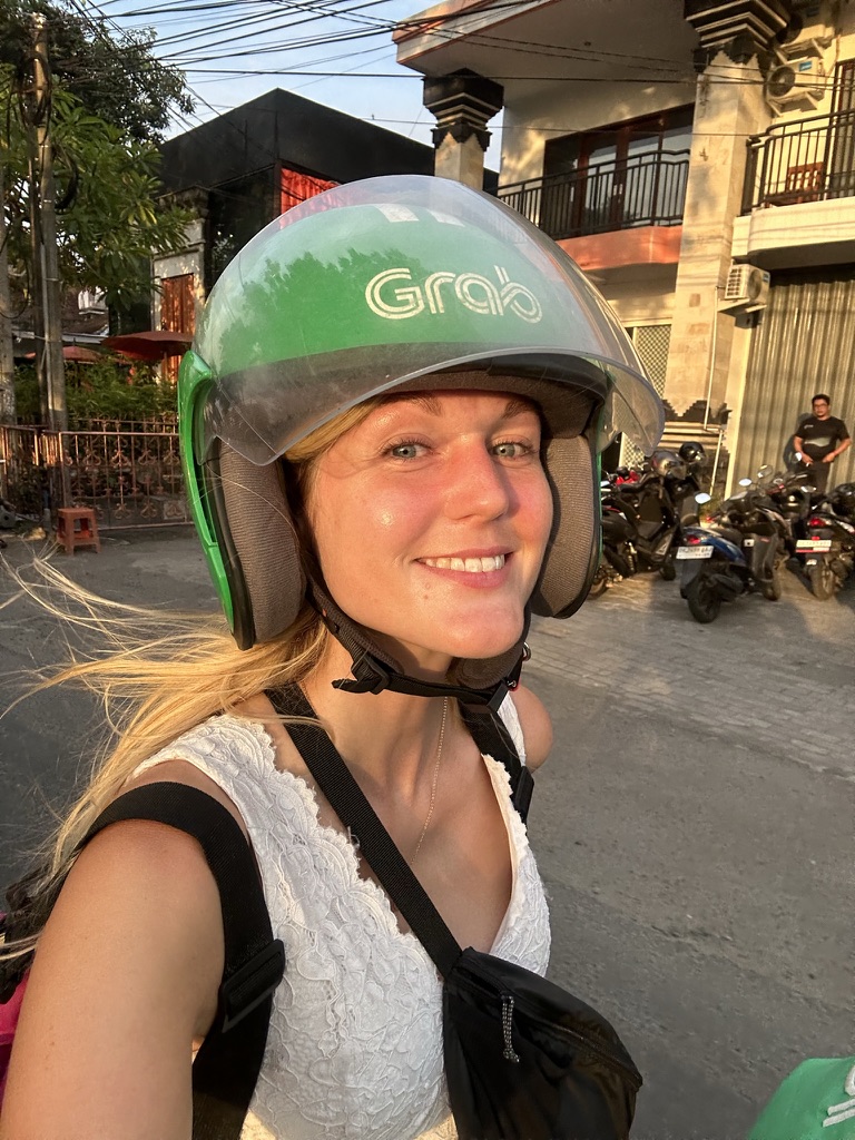 Alleinreisende Frau auf einem Motorrad auf Bali.