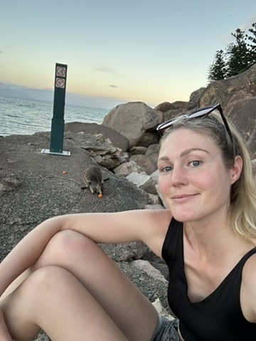 Alleinreisende Frau in Australien mit   Rock Wallaby.