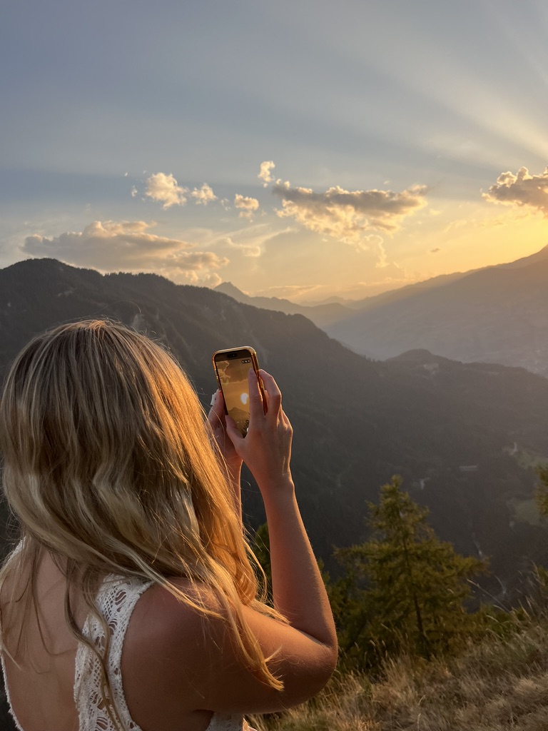 Allein reisende Frau mit Smartphone