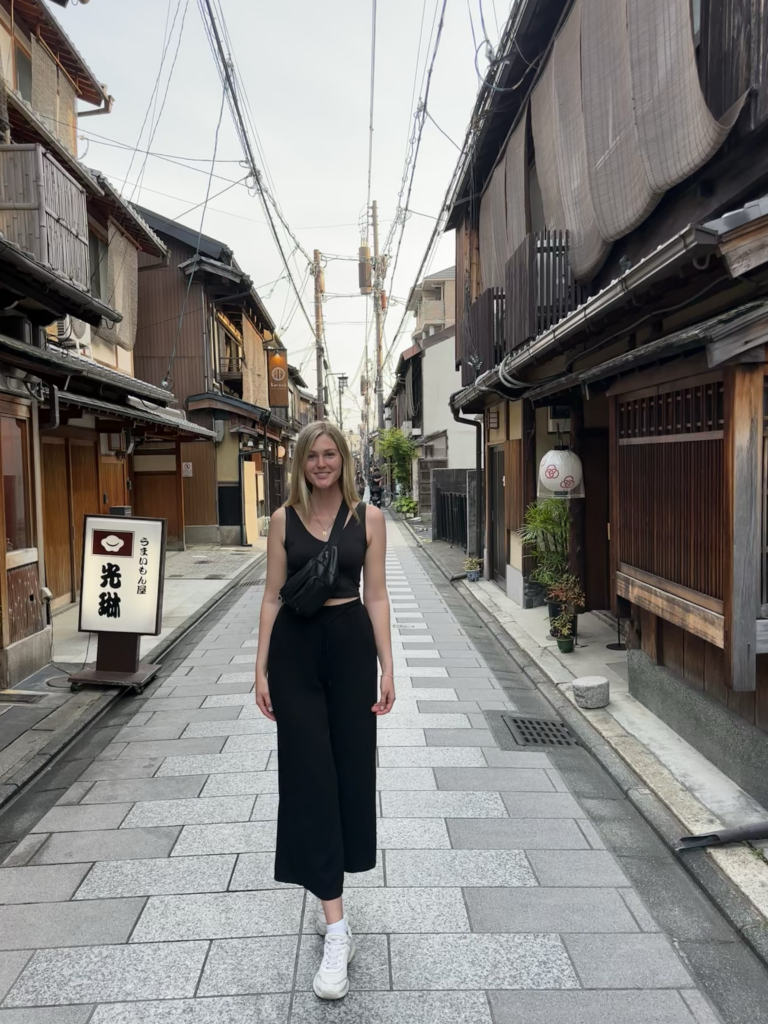 Frau in japanischem Straßenzug.