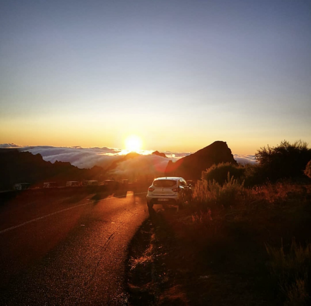 Mietwagen bei Sonnenuntergang auf dem Pico de Ariero.