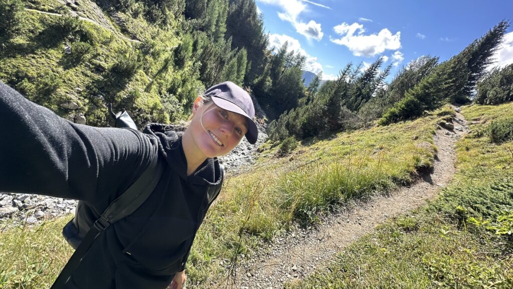 Wanderin am Sanaspans Wasserfall bei Lenzerheide
