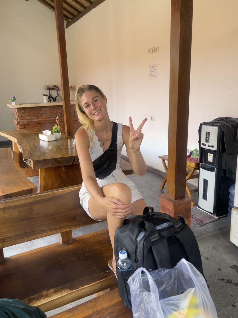 Allein reisende Frau mit Rucksack