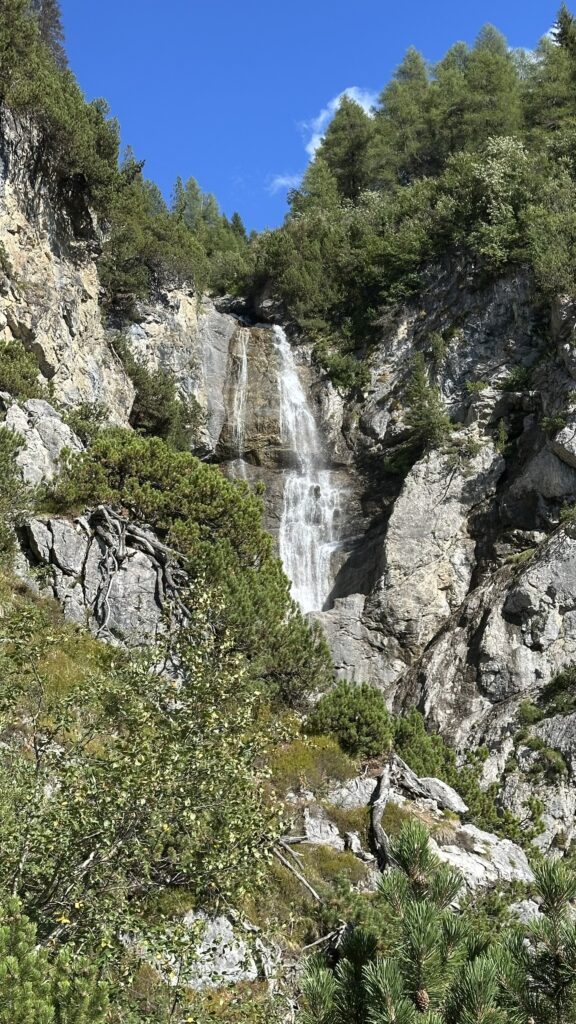 Wasser am Sanaspans Wasserfall in den Schweizer Alpen