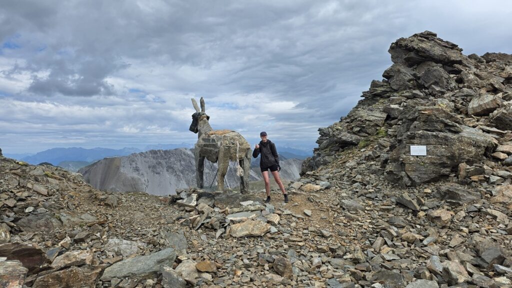 Allein reisende Frau auf Wanderung am Parpaner Rothorn