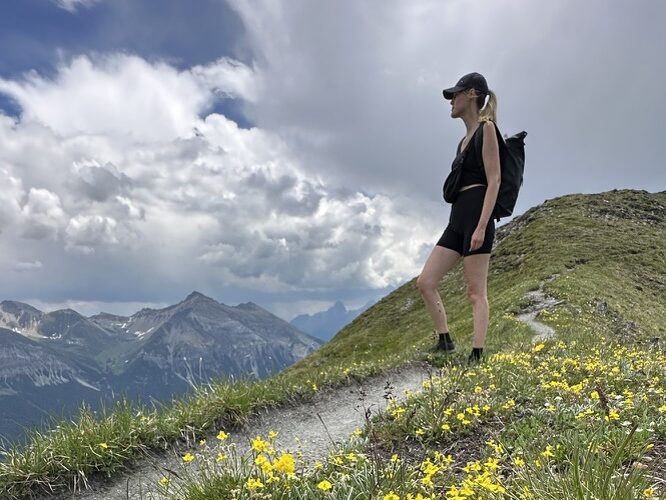 Allein reisende Frau auf Wanderung in der Schweiz