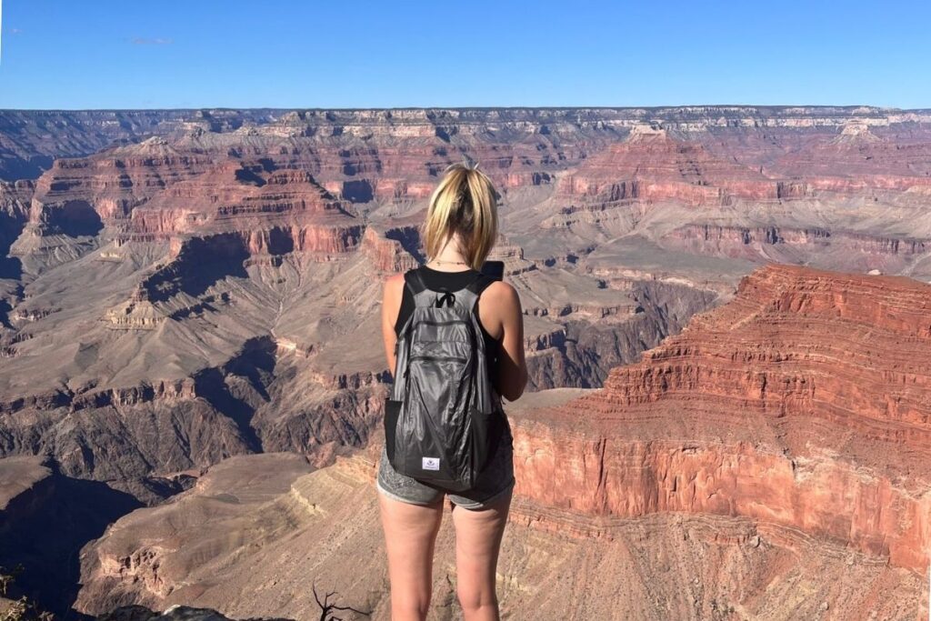 Solo reisende Frau am Grand Canyon