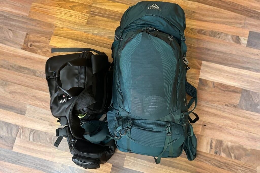 Gepackte Rucksäcke zum Solo Reisen