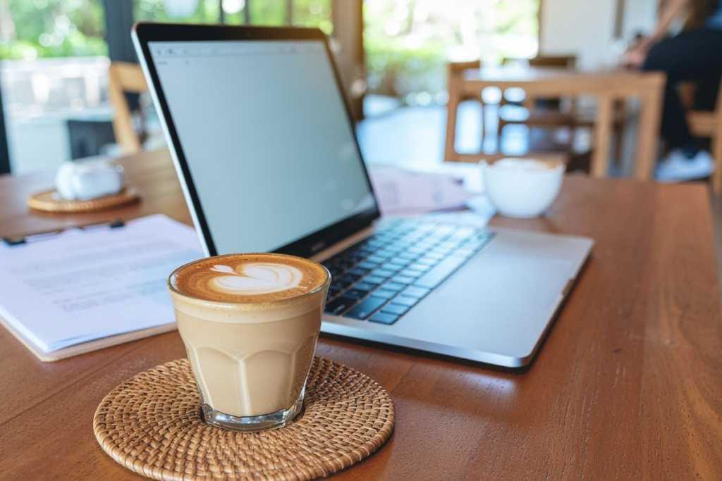 Kaffee und Laptop in einem Café
